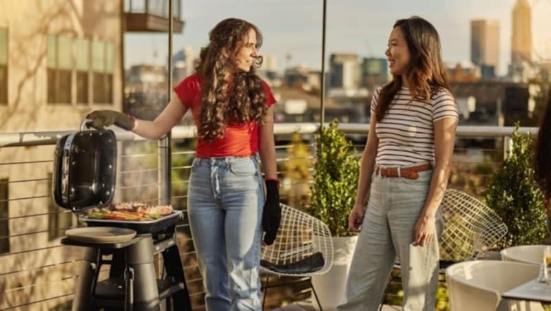 Urban grillen auf Balkon und Terrasse ist total im Trend. Dabei ist eines wichtig: Der Grill muss eine komplette Outdoorküche sein - und nicht nur ein Grill mit Rost. Flexibilität von Angrillen, Räuchern bis über Dämpfen und Plattengrillen soll möglich sein. (Bild: weber.com)