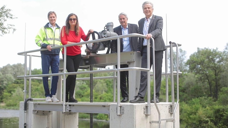 MA-45-Chef Gerald Löw, Stadträtin Ulli Sima, Bezirkschef Ernst Nevrivy und Klubchef Joe Taucher nahmen die neue Leitung Montafrüh in Betrieb (von links nach rechts). (Bild: Bartel Gerhard)