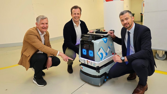 Operations Director Gebhard Falzberger, Provincial Councillor Karlheinz Kornhäusl and Fleet ...