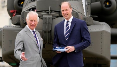 König Charles übergab seinem Sohn Prinz William am Montag das Kommando über Prinz Harrys altes Regiment in Middle Wallop. (Bild: AP ( via APA) Austria Presse Agentur/Kin Cheung)
