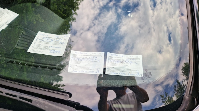 Die Polizei stellte einige Strafzettel aus, die zum Teil wie Trophäen hinter den ...