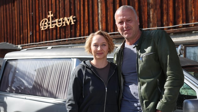 Actress Anna Maria Mühe with the author of the "Totenfrau" trilogy Bernhard Aichner (photo right). (Bild: Birbaumer Johanna)