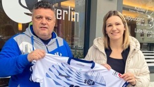 Ferlachs Damen-Handball-Chef Wolfgang Buchbauer (mit Legionärin Neli Irman) tritt von seinem Amt ...