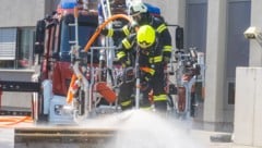 Der DRILL-X bohrt sich innerhalb weniger Sekunden durch das Dach und löscht darunter- liegende Bereiche dann gezielt und schnell ab. (Bild: Hermann Kollinger)