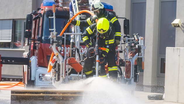 Der DRILL-X bohrt sich innerhalb weniger Sekunden durch das Dach und löscht darunter- liegende Bereiche dann gezielt und schnell ab. (Bild: Hermann Kollinger)