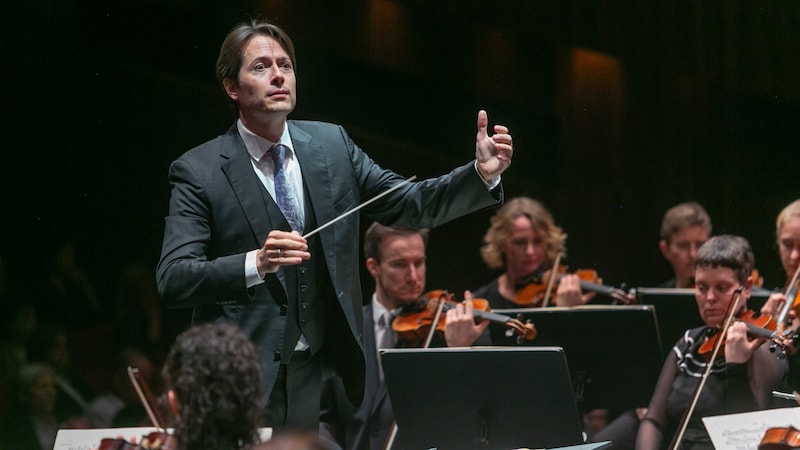 Dirigent Leo McFall mit dem Symphonieorchester Vorarlberg in Bregenz. (Bild: Mathis Fotografie)