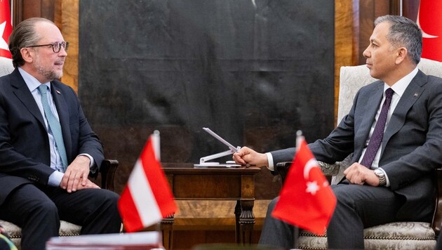 Außenminister Alexander Schallenberg (ÖVP) und der türkische Innenminister Ali Yerlikaya (Bild: APA Pool/APA/BMEIA/MICHAEL GRUBER)