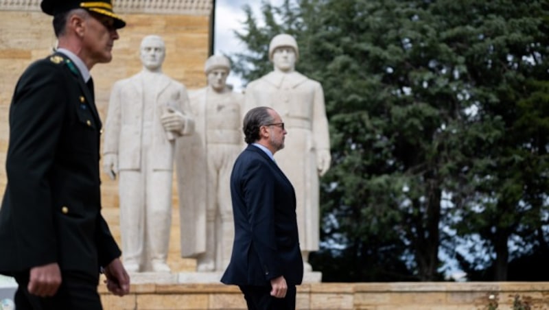 Schallenberg az Atatürk Mauzóleumban tartott koszorúzási ünnepségen. (Bild: APA Pool/APA/BMEIA/MICHAEL GRUBER)