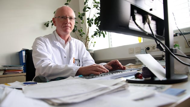 Prof. Wolfgang Aichhorn freut sich über bald doppelt so viel Platz für seine Klinik. (Bild: Tröster Andreas)