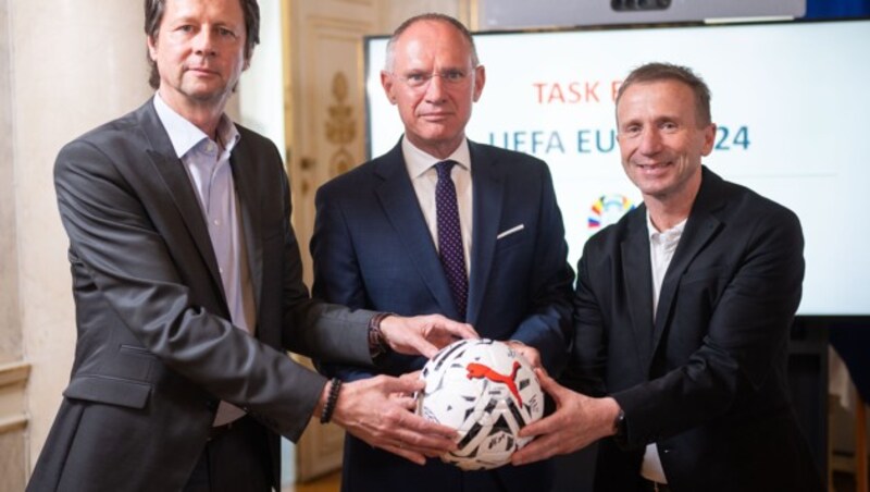 v. l.n.r.: ÖFB-Sportdirektor Peter Schöttel, Innenminister Gerhard Karner und ÖFB-Präsident Klaus Mitterdorfer im Rahmen einer Pressekonferenz zu Sicherheitsvorkehrungen bei der EM in Deutschland. (Bild: APA/Georg Hochmuth)