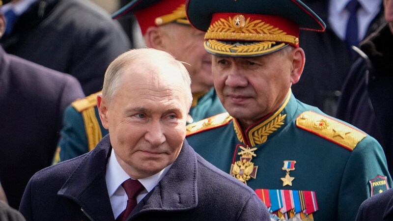 Putin und Schoigu am 9. Mai bei der Militärparade am Roten Platz (Bild: Copyright 2024 The Associated Press. All rights reserved)