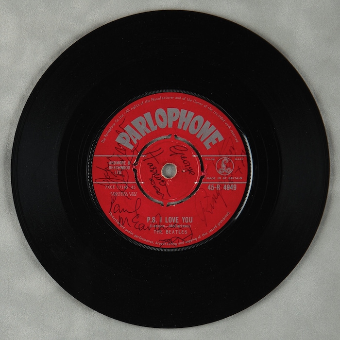 Auf dem Label der B-Seite hat sich jedes der vier Mitglieder der legendären Band aus Liverpool ...