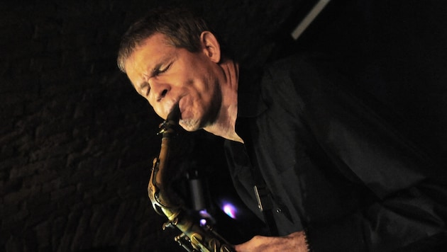 The American jazz saxophonist David Sanborn (pictured at a performance in Bratislava in 2011) has died. (Bild: AFP/Samuel Kubani)