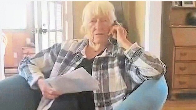 The terror of all telephone scammers became an Internet star in the USA. The 92-year-old great-grandmother "Bumma". (Bild: Toneys/FB)