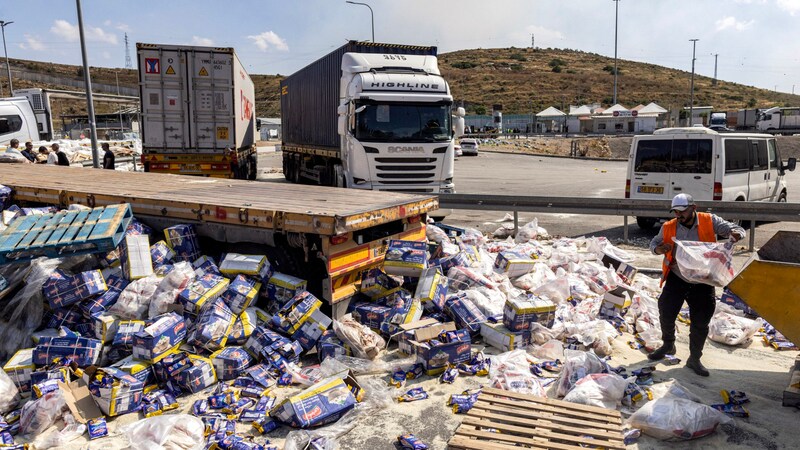 İnsani yardım taşıyan hasarlı kamyonlar (Bild: APA/AFP/Oren ZIV)