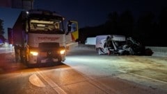 Der Lieferwagen hatte den Lkw gerammt (Bild: FF Ebelsberg)