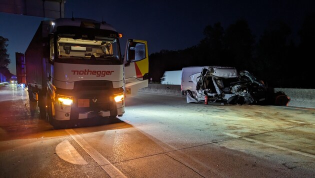 Der Lieferwagen hatte den Lkw gerammt (Bild: FF Ebelsberg)