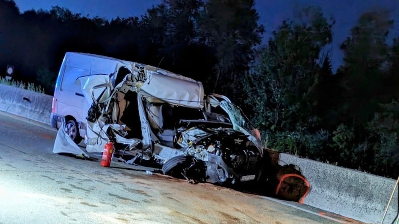 Almost unbelievable: the driver of the van was able to get out of the wreck himself (Bild: FF Ebelsberg)