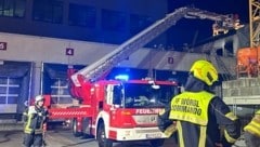 A fire broke out at the site of a company building during the night. (Bild: ZOOM Tirol)