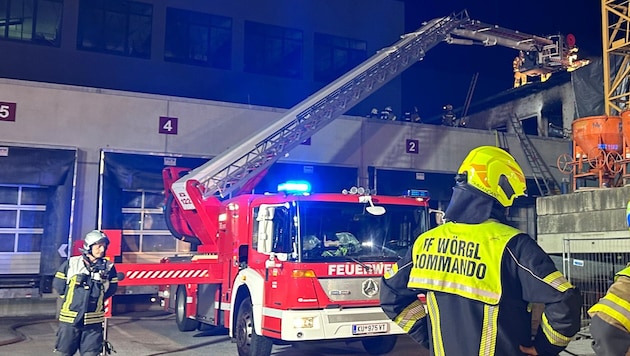 Am Areal eines Firmengebäudes kam es zum nächtlichen Brandeinsatz. (Bild: ZOOM Tirol)