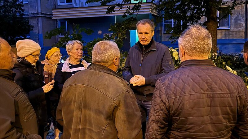 Der russische Gouverneur Wjatscheslaw Gladkow im Gespräch mit Bürgerinnen und Bürgern (Bild: AP)