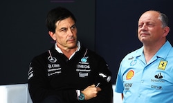 Toto Wolff (l.) verliert zwei Mitarbeiter an Frederic Vasseur (r.)