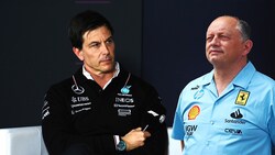 Toto Wolff (l.) verliert zwei Mitarbeiter an Frederic Vasseur (r.) (Bild: GEPA/GEPA pictures)