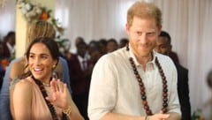 Herzogin Meghan und Prinz Harry während ihres dreitägigen Nigeria-Besuchs  (Bild: AP ( via APA) Austria Presse Agentur/AFP/Kola SULAIMON)