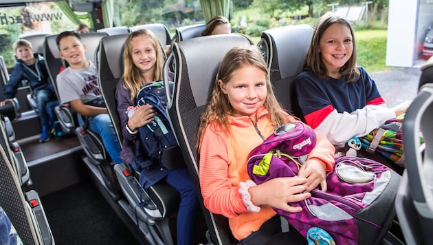 Cool in die Schul‘: Mit jeder Schulbusfahrt sammeln die Kinder und Jugendlichen Punkte, nach dem Semester gibt es dafür Prämien. (Bild: Bacher Reisen)