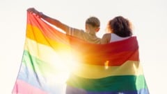 Mehr als die Hälfte der LGBTIQ-Personen wurde im vergangenen Jahr belästigt.  (Bild: stock.adobe.com/olezzo - stock.adobe.com)