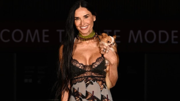 Demi Moore turned heads at the Gucci Cruise fashion show in London. (Bild: Gucci/2024 Getty Images)