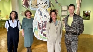 Museumsleiterin Sibylle Dienesch (2.v.li.) mit dem Team der aktuellen Ausstellung „Habitat Graz“ (Bild: Christoph Hartner)