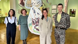 Museumsleiterin Sibylle Dienesch (2.v.li.) mit dem Team der aktuellen Ausstellung „Habitat Graz“ (Bild: Christoph Hartner)