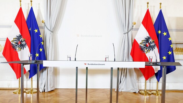 The podium for the weekly Council of Ministers. According to the SPÖ and FPÖ, no more big decisions will be announced from here. (Bild: APA/FLORIAN WIESER)