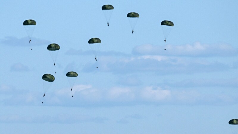 Die Soldatinnen und Soldaten sprangen aus einer Höhe von etwa 400 Metern und landeten auf freiem Feld. (Bild: AFP/Daniel Mihailescu)