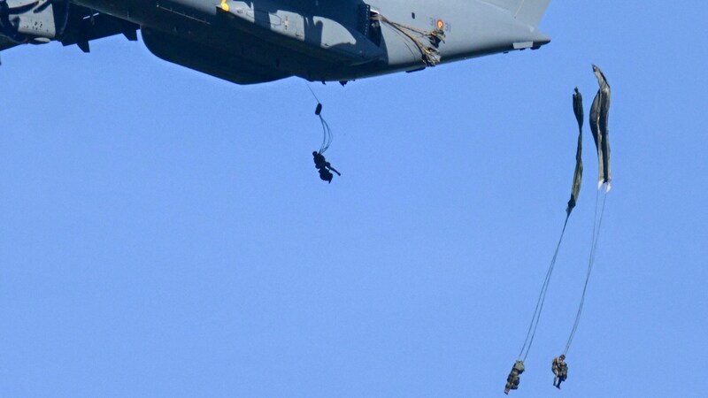 Spanische Fallschirmjäger (Bild: AFP/Daniel Mihailescu)