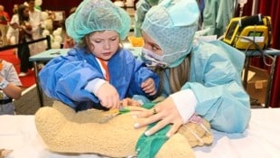 Besucherin Valerie und Medizinstudentin Anna Scheucher am OP-Tisch