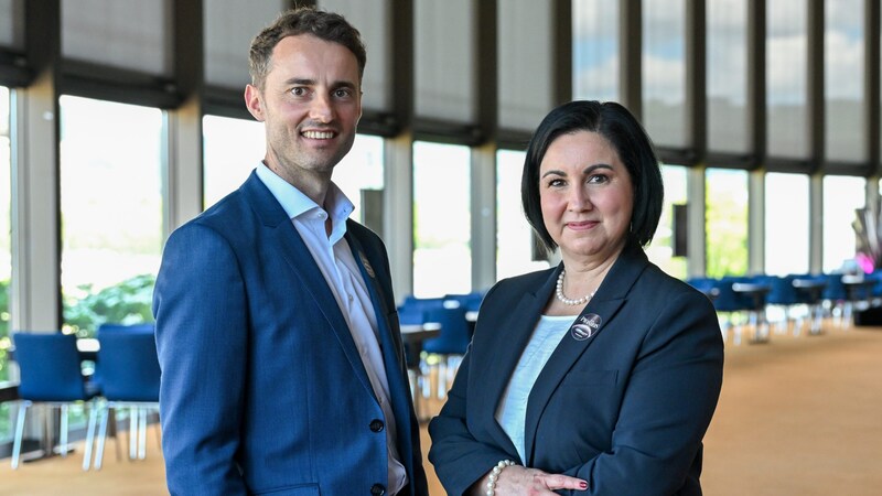 René Esterbauer, LIVA-Chef, und Stefanie Christina Huber, Sparkasse OÖ. (Bild: Harald Dostal / 2024)