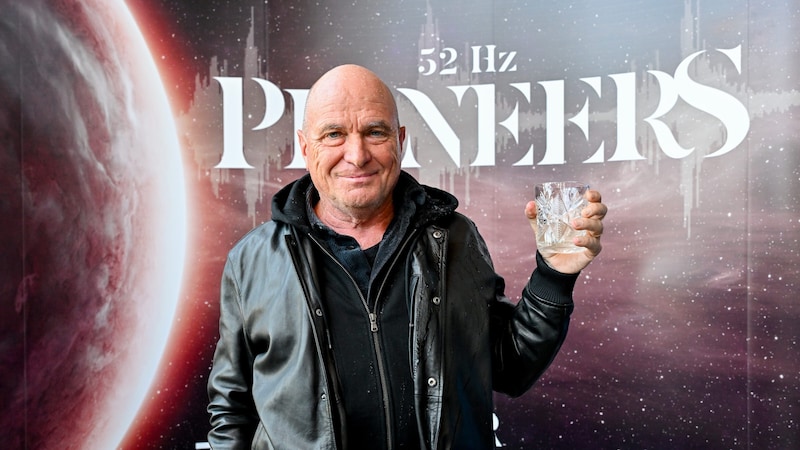 Carlus Padrissa, head of the internationally sought-after group La Fura dels Baus, at the Brucknerhaus in Linz with a glass of Danube water (Bild: Harald Dostal / 2024)