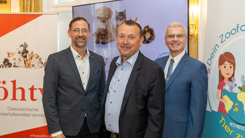 Bernd Berghofer (GF ÖHTV), Hermann Habe (ÖHTV) und Andreas Popper (WKO) präsentierten die jünsten Ergebnisse der Heimtierstudie. (vlnr) (Bild: ÖHTV - Österreichische Heimtierfuttermittel Vereinigung/APA-Fotoservice/Martin Lusser)