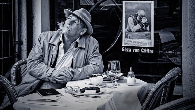 Ben Becker geht in seiner neuen Show mit Joseph Roth auf ein Getränk. (Bild: Kerstin Groh)