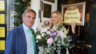 Hollywood in Deutsch-Wagram: Hausherr Peter Großmann begrüßte Oscarpreisträgerin Mira Sorvino. (Bild: Conny de Beauclair)