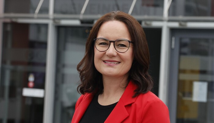Bürgermeisterin Cornelia Ecker lässt sich neuen Bürmooser Bahnhof „nicht schlechtreden“.