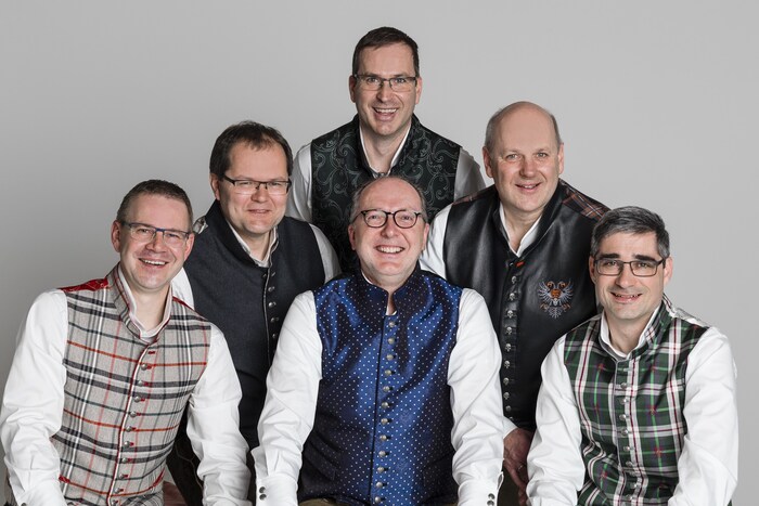 Das Männer-Sextett „Gestern und Heut‘“ gibt ein Benefizkonzert.