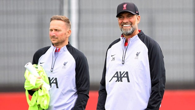 Bis Saisonende in Liverpool tätig: Lijnders (li.) mit Jürgen Klopp. (Bild: Molly Darlington)