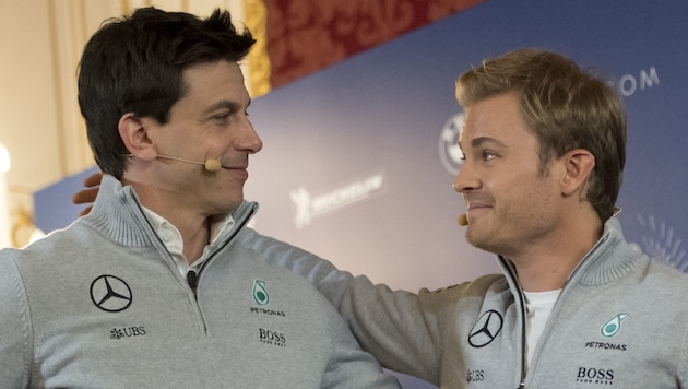 Toto Wolff (links) und Nico Rosberg feierten 2016 gemeinsam den Weltmeistertitel. (Bild: AFP/ JOE KLAMAR / AFP)