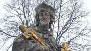 Nepomuk war bereits sehr dunkel und stark von Moos befallen 