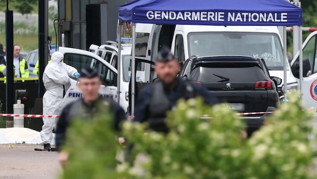 Fransa'da bir cezaevi kamyonuna düzenlenen saldırıda üç polis memuru hayatını kaybetti. (Bild: AFP/Alain Jocard)