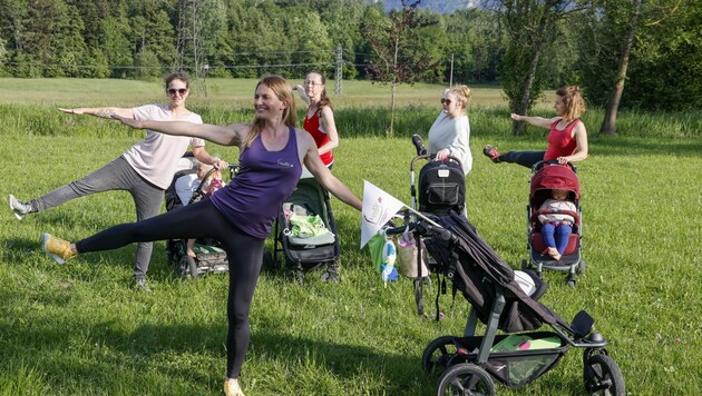 Fee Kichler zeigt Übungen am Kinderwagen. Sie hält es für wichtig, dass Mütter Zeit für sich haben. (Bild: Tschepp Markus)