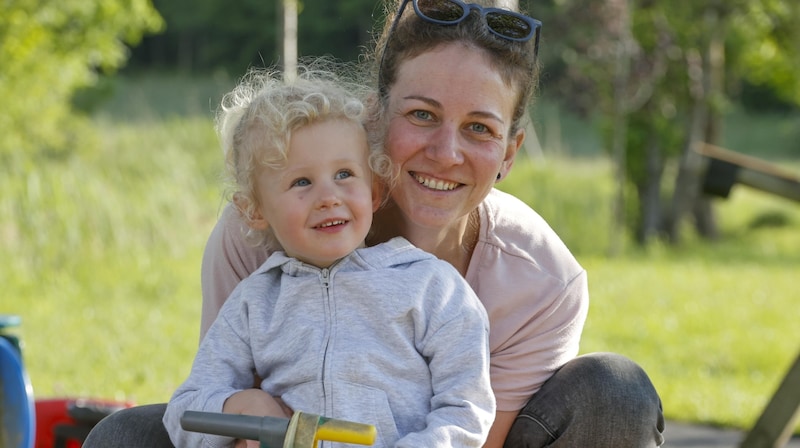 Sabrina Roth, mother of two-and-a-half-year-old Hannah, enjoys exercising with other mothers in the fresh air. (Bild: Tschepp Markus)